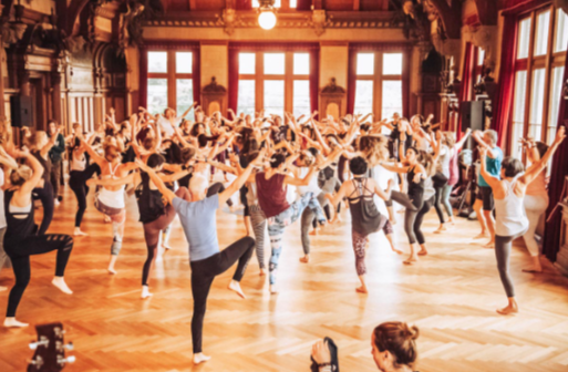 Viele Menschen tanzen frei in einem Saal