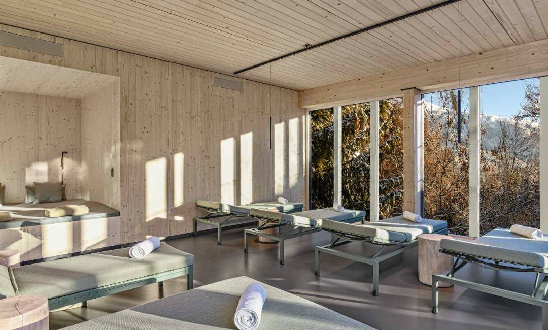 Ruheraum im Spa des Hotel Schweizerhof mit Blick in die Berge