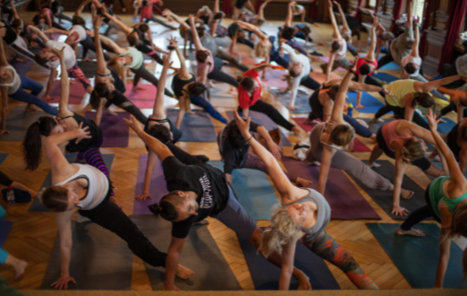 Yoga-Gruppe im historischen Saal